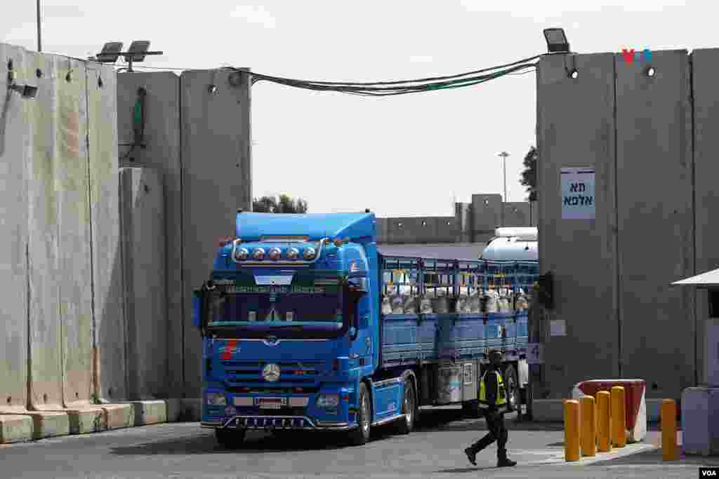 Un camión con ayuda para la población civil gazatí circula por el cruce israelí de Kerem Shalom.