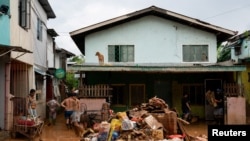 Wakaazi wakiondoa kwa nyumba mali iliyoharibika kutokana na mafuriko Ufilipino