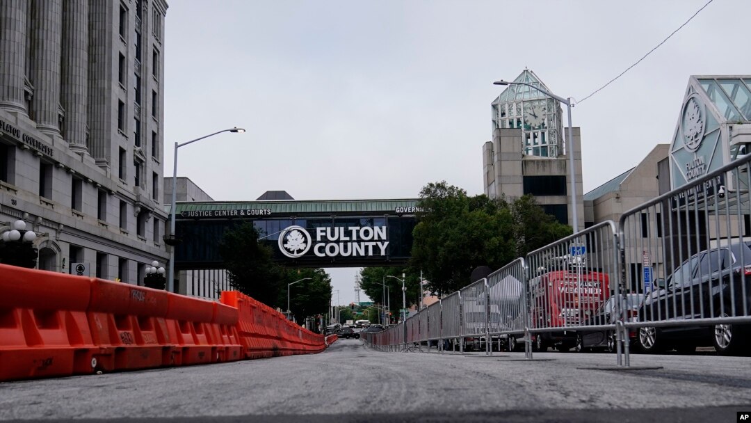 Barikade di dekat gedung pengadilan Fulton County di Atlanta, 7 Agustus 2023.