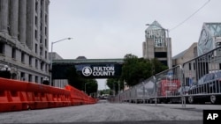 Barikade di dekat gedung pengadilan Fulton County di Atlanta, 7 Agustus 2023.