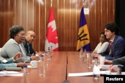 PM Barbados Mia Mottley dan PM Kanada Justin Trudeau menghadiri pertemuan reguler CARICOM ke-44 di resor Baha Mar di Nassau, Bahamas, 16 Februari 2023. (REUTERS/Dante Carrer)