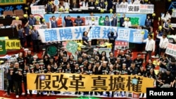 台湾立法院议员在台北的立法院议场内展示标语表达立场。（2024年5月28日）