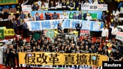 資料照：台灣立法院議員在台北的立法院議場展示標語表達各自立場。（2024年5月28日）