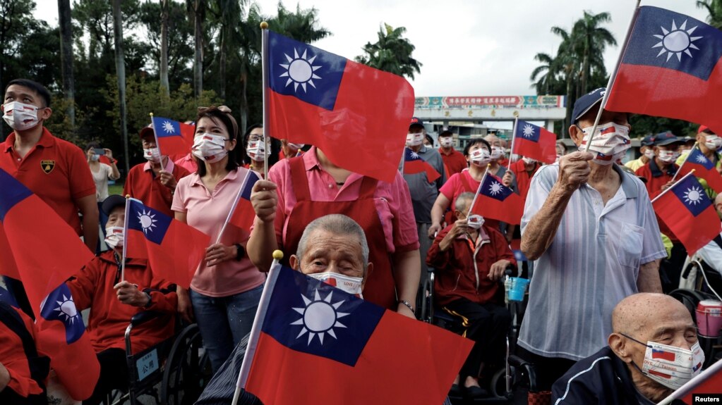 资料照：台湾老兵之家的老兵和护工挥舞台湾旗帜庆祝双十节。（2023年10月10日）(photo:VOA)