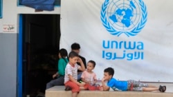 Anak-anak Palestina yang melarikan diri bersama orang tuanya dari rumah mereka di kamp pengungsi Palestina di Ein el-Hilweh, berkumpul di halaman belakang sekolah UNRWA, di Sidon, Lebanon, 12 September 2023. (Foto: AP)