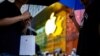 ILUSTRASI - Seorang pria memegang tas berisi iPhone baru di dalamnya saat iPhone 15 baru Apple mulai dijual secara resmi di seluruh China, di sebelah Apple Store, di Shanghai, China, 22 September 2023. (REUTERS/Aly Song)