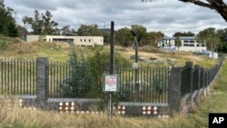 러시아가 새 호주 주재 대사관 부지로 임대를 추진한 캔버라의 빈 건물(왼쪽)과 주변 땅. 오른쪽은 중국 대사관이 사용하는 건물.