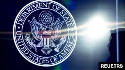 ARHIVA - Logo State Departmenta i silueta državnog sekretara Antony Blinkena. (Foto: Reuters/Andrew Harnik)