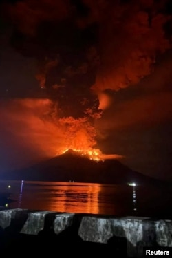 ภาพลาวาร้อนพุ่งออกมาจากภูเขาไฟ 'รวง' ในจังหวัดสุลาเวสีเหนือ ประเทศอินโดนีเซีย ที่ปะทุขึ้นเมื่อวันที่ 17 เม.ย. 2567 (Antara Foto/HO/BPBD Kab Sitaro/via REUTERS)
