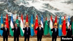 中国领导人习近平在陕西西安出席中国-中亚峰会与与会的中亚国家首脑合影。（2023年5月19日）