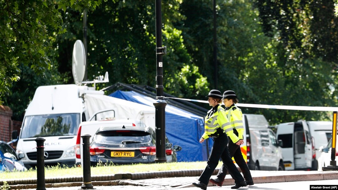 ARCHIVO - Patrulla policial afuera de Forbury Gardens, un día después de un ataque con apuñalamientos múltiples en los jardines de Reading, Inglaterra, el 21 de junio de 2020.
