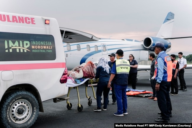 Pasien korban kebakaran tungku smelter PT ITSS diterbangkan dari bandara khusus PT IMIP untuk perawatan lebih intensif di Makassar dan Jakarta. (Foto: Courtesy/Media Relations Head PT IMIP/Dedy Kurniawan)