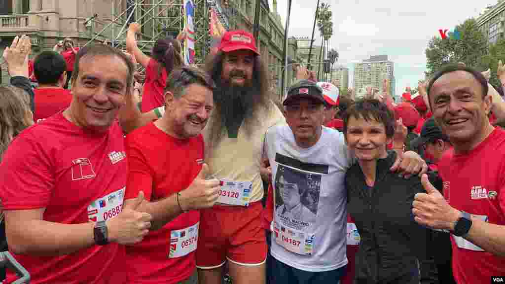 El Forrest Gump chileno lleva una larga barba, tiene 40 años y usa una gorra roja. Lleva más de 10 años participando en carreras.