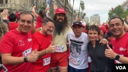 Antonio Marshall Carrasco, el Forrest Gump chileno [al centro] junto a otros participantes en una reciente carrera en Santiago de Chile, entre ellos el Ministro de Deporte chileno, Jaime Pizarro, a la derecha de la fotografía]