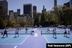 Warga bermain pickleball di lapangan yang baru dipasang di Wollman Rink di Central Park di New York, Rabu, 12 April 2023. (Foto: AP/Yuki Iwamura)