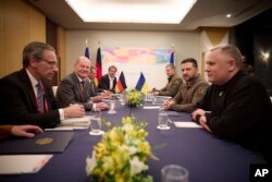 Presiden Ukraina Volodymyr ZelenskyyIn bertemu dengan Kanselir Jerman Olaf Scholz (kedua dari kiri) di sela-sela pertemuan G7 di Hiroshima, Jepang, Sabtu, 20 Mei 2023. (Foto: Ukrainian Presidential Press Office via AP)