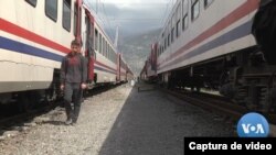 Sobrevivientes del terremoto en Turquía duermen en un tren. [Captura de pantalla video de VOA]