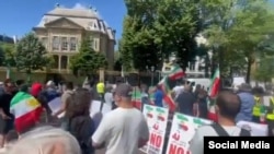 تجمع اعتراضی ایرانیان علیه رای‌گیری جمهوری اسلامی برای تعیین جانشین ابراهیم رئیسی در آمستردام، پایتخت هلند (جمعه ۸ تیر ۱۴۰۳)