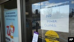 Pengumuman toko tutup karena tidak ada daya listrik dipasang di jendela toko Walgreens di Detroit, Jumat, 24 Februari 2023. (AP Photo/Paul Sansya)