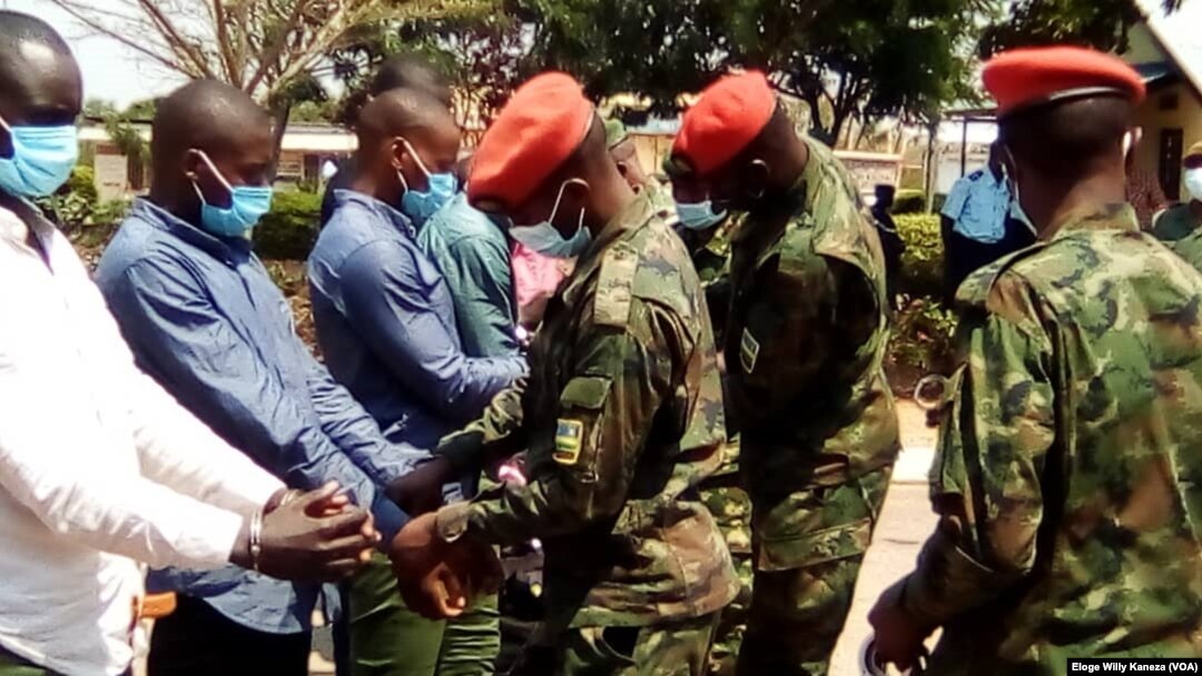 Abasirikare b'u Rwanda bariko bakura amapingu kuri bamwe mubaroberi ba Red Tabara imbere yo kubashikiriza Uburundi