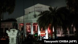 Sebuah mobil pemadam kebakaran terlihat di pintu masuk Museum Nasional setelah berhasil memadamkan api di dalam museum di Jakarta pada 16 September 2023. (Foto: AFP/Yasuyoshi CHIBA)