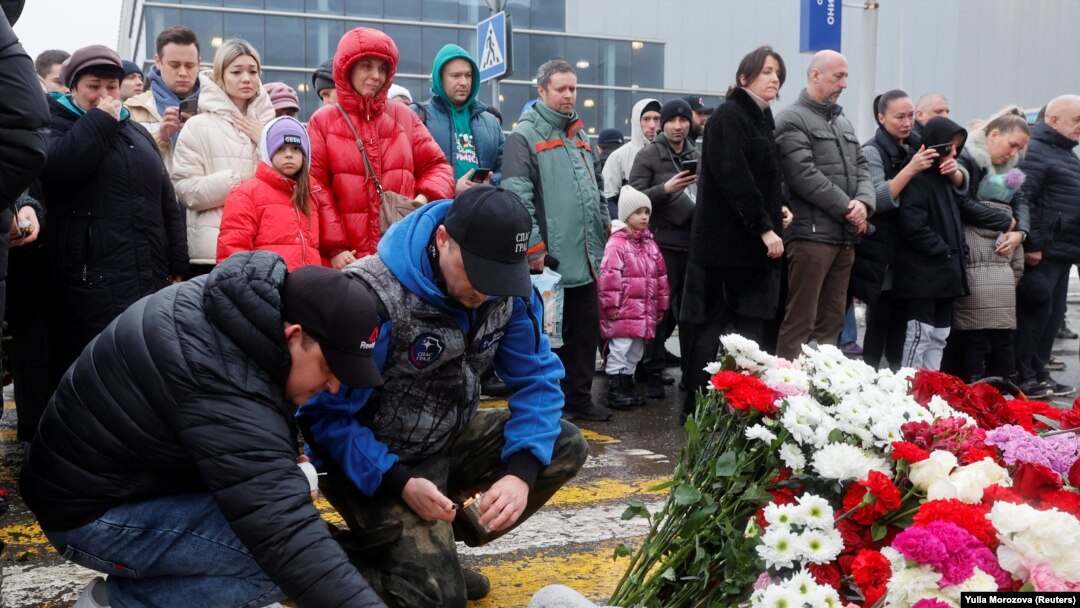 Ljudi pale svijeće na improviziranom spomeniku žrtvama pucnjave u koncertnoj dvorani Crocus City Hall u Moskovskoj oblasti, Rusija, 23. marta 2024. REUTERS/Yulia Morozova