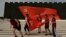 资料照：中国学生在北京中共历史展览馆内拉起一面中共党旗拍照。（2022年9月4日）