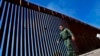 资料照片：2023年8月29日，边境巡逻队图森分队副队长贾斯汀·德拉托雷在亚利桑那州卢克维尔附近沿着美墨边境的围栏巡逻。（美联社照片）
