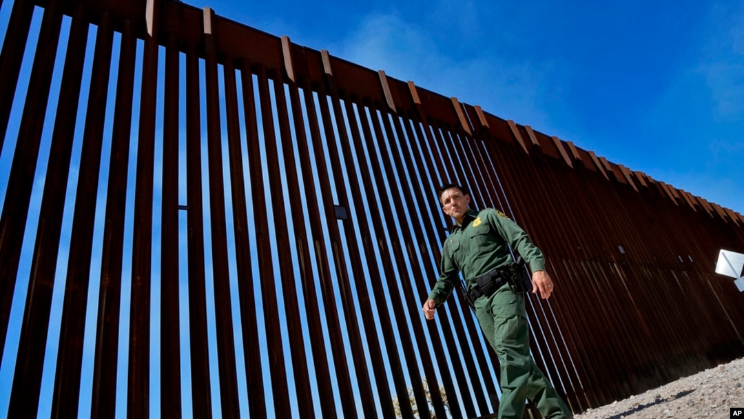 ARCHIVO - El subjefe de la Patrulla Fronteriza para el sector de Tucson, Justin De La Torre, camina a lo largo de la valla fronteriza de la frontera entre Estados Unidos y México, el 29 de agosto de 2023, en el Monumento Nacional Organ Pipe Cactus cerca de Lukeville, Arizona.