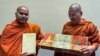 ព្រះតេជគុណ ឥទ្ធិមុនី ម៉ឺងសាង (ស្តាំ) និងព្រះតេជគុណ សែម ចន្ទធីរ៍ និមន្តចូលរួមពិធីបុណ្យ​ព្រះពុទ្ធសាសនា​សំខាន់​គឺពិធី​បុណ្យ​វិសាខបូជា​នៅក្នុង​សេតវិមាន​ឬ White House  ក្នុង​រដ្ឋធានី​វ៉ាស៊ីនតោន។ 