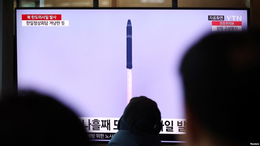 한국 서울역에 설치된 TV에서 북한의 탄도미사일 발사 관련 뉴스가 나오고 있다. (자료사진)