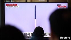 16일 한국 서울역에 설치된 TV에서 북한의 탄도미사일 발사 관련 뉴스가 나오고 있다.