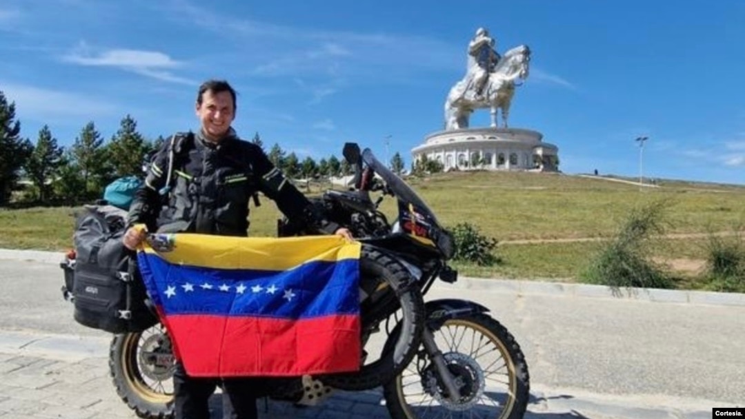Echeto siempre lleva a Venezuela en cada uno de sus viajes. Sueña con recorrer su país natal.