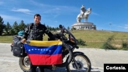 Echeto siempre lleva a Venezuela en cada uno de sus viajes. Sueña con recorrer su país natal.