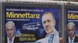 Một bảng quảng cáo có ảnh của Thủ tướng Israel Benjamin Netanyahu (trái) và người đồng cấp Thổ Nhĩ Kỳ Recep Tayyip Erdogan, được đặt trên đường phố ở Ankara ngày 25/3/2013, sau vụ 9 nhà hoạt động Thổ Nhĩ Kỳ ủng hộ Palestine thiệt mạng trên một đội tàu đến Gaza vào năm 2010.