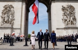 Presiden Prancis Emmanuel Macron, istrinya Brigitte Macron dan Presiden AS Joe Biden bersama istrinya Jill Biden menghadiri upacara di Arc of Triomphe, di Paris, Prancis pada 8 Juni 2024. (Foto: via Reuters)