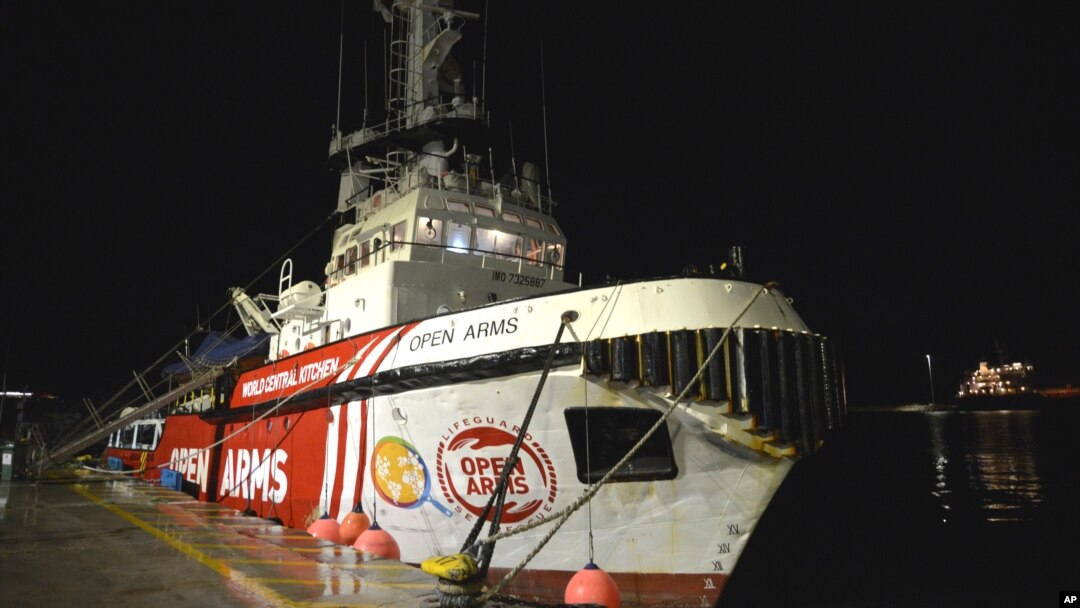 Kapal milik kelompok bantuan Open Arms terlihat merapat di dermaga saat bersiap mengangkut sekitar 200 ton beras dan tepung langsung ke Gaza, di pelabuhan Larnaca, Siprus, pada 8 Maret 2024. (Foto: Marcos Andronicou/AP Photo)