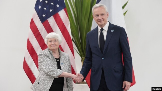 프랑스의 브뤼노 르메르 재무장관(오른쪽)과 재닛 옐런 미국 재무장관(왼쪽)이 28일 브라질에서 열린 G20 재무장관 회의에서 만나 악수하고 있다. (자료사진)