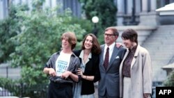 Американський журналіст Ніколас Данілофф з родиною у Сполучених Штатах після звільнення після арешту в Москві в жовтні 1986 року. (Фото AFP)