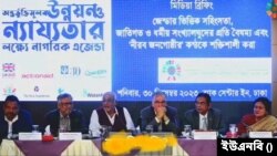  রাজধানী ঢাকার মহাখালীতে অবস্থিত ব্র্যাক সেন্টারে অনুষ্ঠিত এক সংবাদ সম্মেলনে সিটিজেনস প্লাটফর্ম এর আহ্বায়ক ড. দেবপ্রিয় ভট্টাচার্য। ৩০ ডিসেম্বর, ২০২৩।