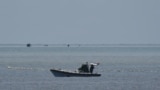 中国海警人员在南海争议海域乘坐充气船守在通往中国控制的黄岩岛的通道上。(2023年9月22日)