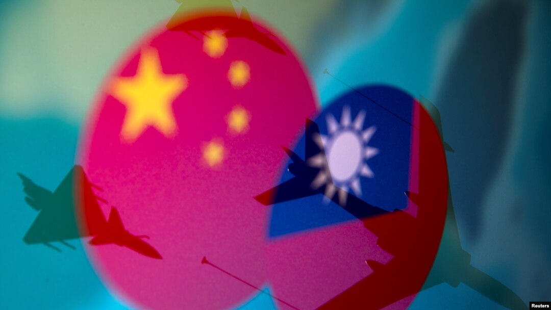 Bendera nasional China dan Taiwan dikibarkan di samping pesawat militer, 9 April 2021. (Foto: REUTERS/Dado Ruvic)