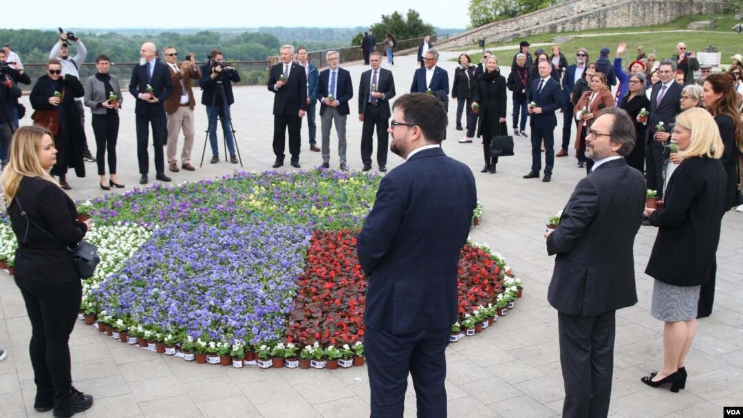 Otkrivanje cvetne instalaciju na Kalemagdanskoj tvrđavi, u znak počasti žrtvama dva masovna ubistva u Srbiji (foto: FoNet)