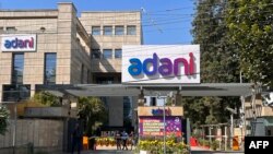 ভারতের গুরুগ্রামের প্রাতিষ্ঠানিক এলাকায় আদানি হাউজ কর্পোরেট ভবন। ৮ ফেব্রুয়ারি, ২০২৩। 