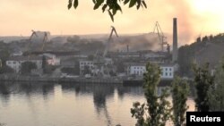 Дым поднимается после удара по судоремонтному заводу в бухте Севастополя. 13 сентября 2023 г.