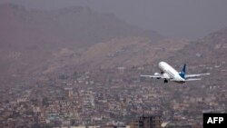 资料照片：阿里亚纳阿富汗航空公司的班机从喀布尔机场起飞。(2021年9月11日）