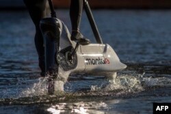 Stacey Kitchen mengendarai sepeda listrik hydrofoil Manta 5 di Danau Las Vegas, 10 Januari 2020. (DAVID MCNEW / AFP)