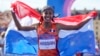 Sifan Hassan, dari Belanda, merayakan kemenangannya setelah melewati garis finis untuk memenangkan medali emas di akhir kompetisi maraton putri di Olimpiade Musim Panas 2024, 11 Agustus 2024, di Paris. (Foto: AP)