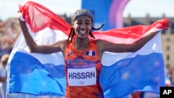 Sifan Hassan, dari Belanda, merayakan kemenangannya setelah melewati garis finis untuk memenangkan medali emas di akhir kompetisi maraton putri di Olimpiade Musim Panas 2024, 11 Agustus 2024, di Paris. (Foto: AP)