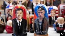 莫斯科旅遊紀念品商店裡擺放出售習近平與普京的俄羅斯套娃。（2023年3月21日）